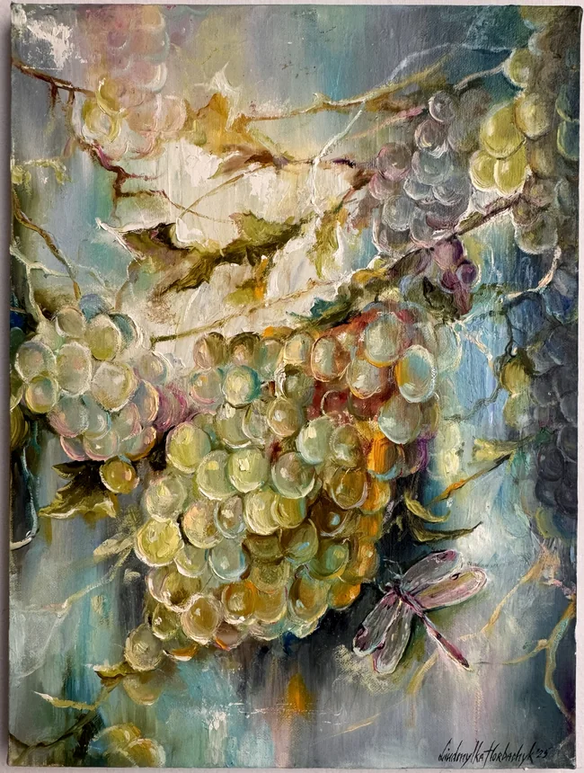 Clusters of green and violet grapes hang among slender branches and leaves. A delicate dragonfly appears against the luminous blue-green ground, where golden lines and pale strokes catch the light.